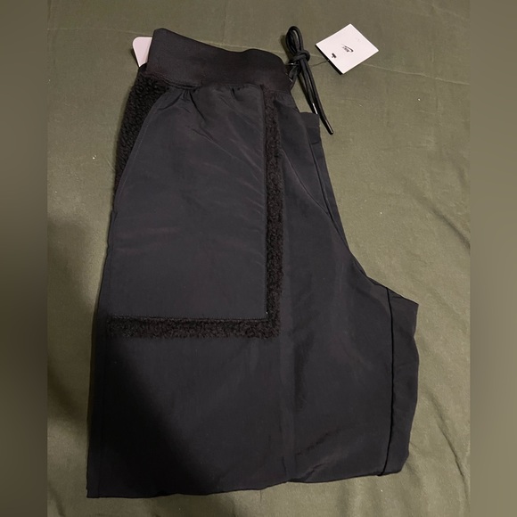 Nike Women's
Sportswear Essential
Woven High Rise Pants size small - Picture 3 of 9